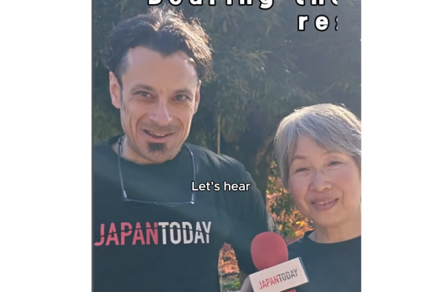 埼玉でクマ被害の問題についてインタビューをするエィヴェリーさん（左）＝JAPAN TODAY提供