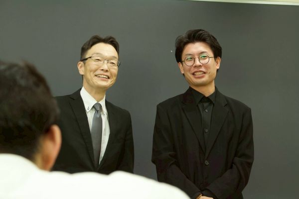 M-1グランプリ2025に出場した都立高校の先生コンビ「キクバリ」。数学教師の小張雄一さん（左）と、美術教師の菊川天照さん＝キクバリ提供