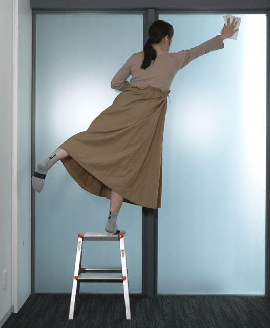 踏み台から身を乗り出すと転倒の危険が