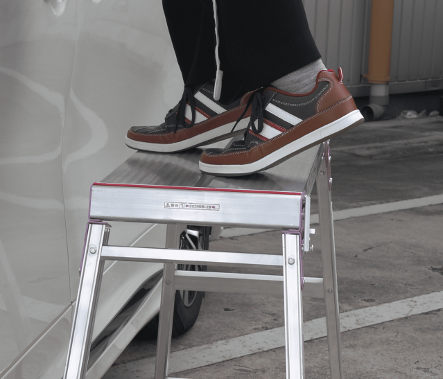 足場台を使った作業