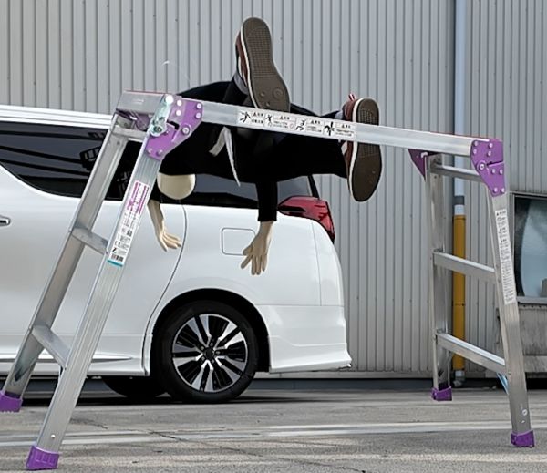 足場台でバランスを崩して転落するイメージ