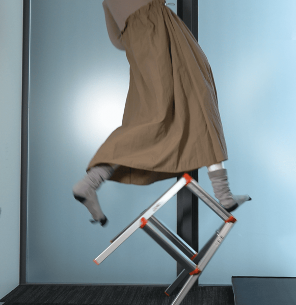 踏み台から身を乗り出すとバランスを崩して転倒する危険性が