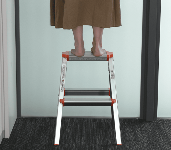 踏み台に乗るときは滑りにくい足元で