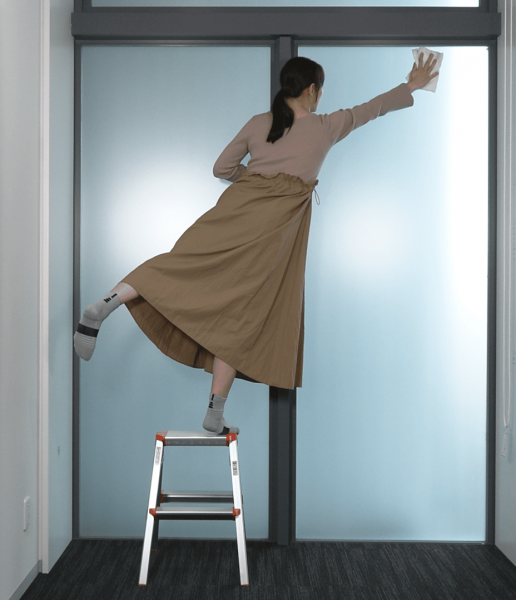 踏み台から身を乗り出すと転倒の危険が