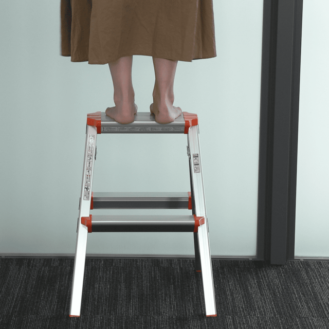 踏み台を使うときは滑りにくい足元で