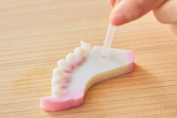 かまぼこの午に目を乗せる