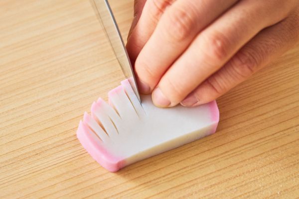 かまぼこに切れ込みをいれる