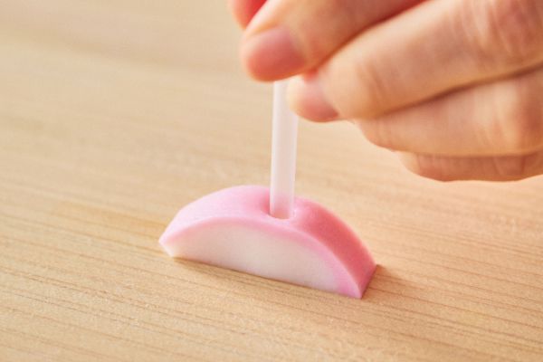 かまぼこで「目」をつくる