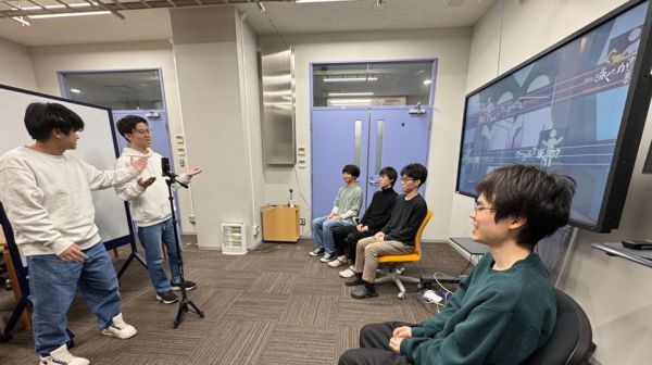 漫才カラオケを使って漫才を行う学生たち