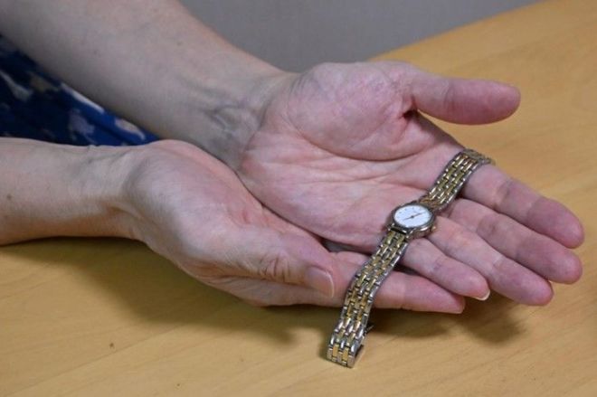 殺害された母が使っていた腕時計を手にする、娘の穂瑞さん。時計の針は、動き続けています＝2025年9月15日
