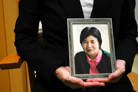 亡くなった秀子さんの写真をもつ穂瑞さん=2025年9月15日午後7時21分、さいたま市
