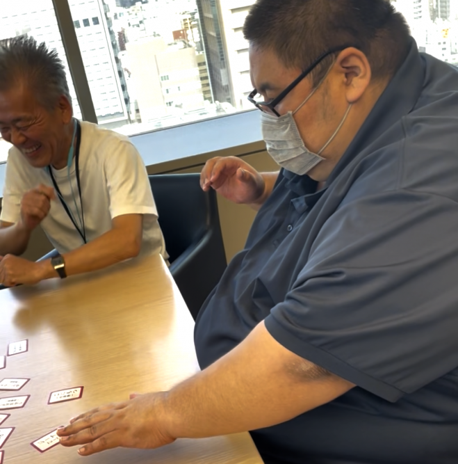 スッ……（無言）