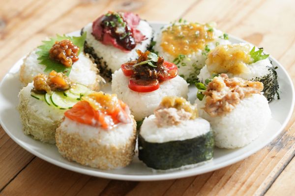 彩り豊かな相撲肉味噌を使ったおむすび