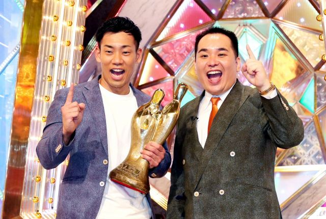 Ｍ-1グランプリ2019で優勝したミルクボーイの駒場孝（左）と内海崇＝2019年12月22日