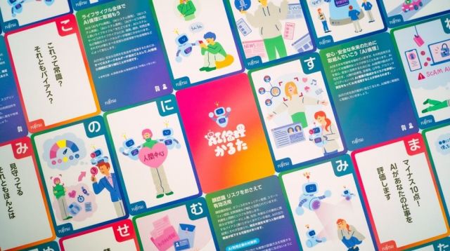 「読み札」と「絵札」に加えて、絵札の裏面に「解説札」がある