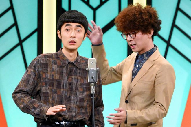 『M-1グランプリ2025』21代目王者になった「たくろう」の赤木裕（左）ときむらバンド＝2018年、大阪市中央区