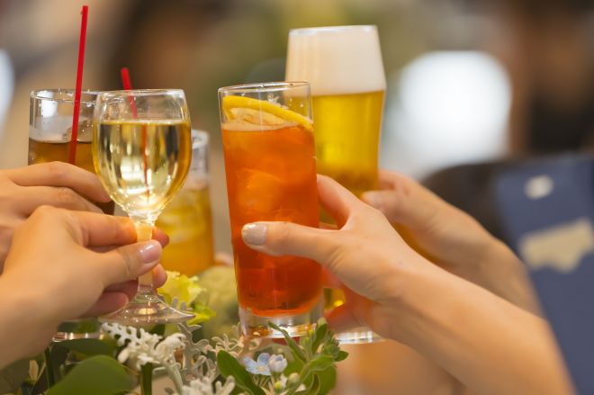 忘年会の参加意欲、年代別にみると&hellip;&hellip;。写真はイメージです＝oka/stock.adobe.com