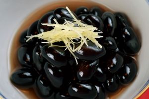 おせち料理「黒豆煮」レシピ検索、10年で2倍に！同時に調べるのは