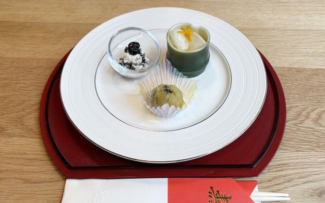 クックパッドに投稿されたレシピ。左上から時計回りに「クリームチーズで和えちゃった♡黒豆 by oNACHIKOo」「簡単☆洋風お節☆紅白なます☆柚子香る大根 by マダム・フィーカ」「洋風味な節約おせち^^;;栗なしきんとん by まちゃみ♪ママ」