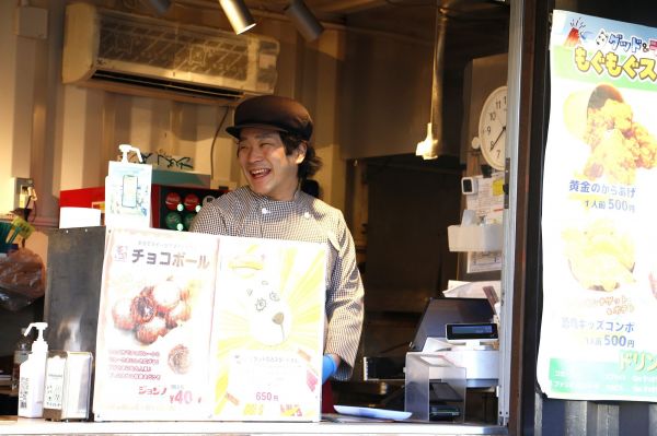 よみうりランドのバイト仲間とは、アホガードの2人主催の大きな飲み会を年4回開いているそうです＝本人提供