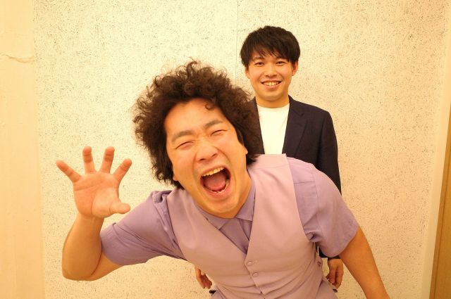 ベテランバイトとして働くアホガードのしゅうごさん（手前）、岡本さん＝筆者撮影