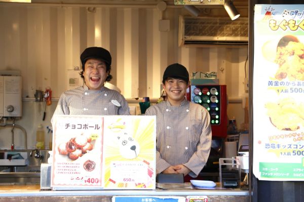 よみうりランドで、コンビでアルバイトをしている「アホガード」の2人。普段は同じ店舗に立つことはないそうです＝本人提供