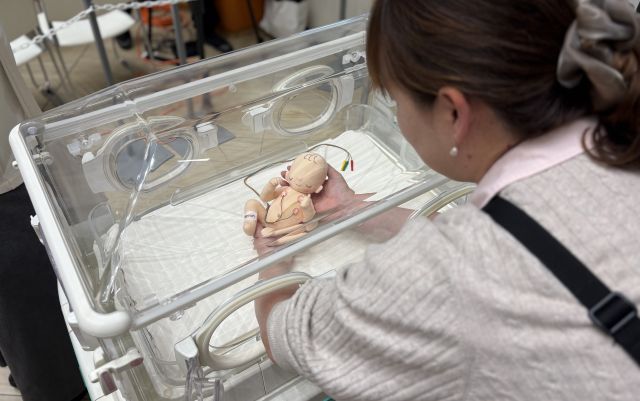 イベントで展示されていた保育器には、500g程度の赤ちゃんの人形が入れられていました