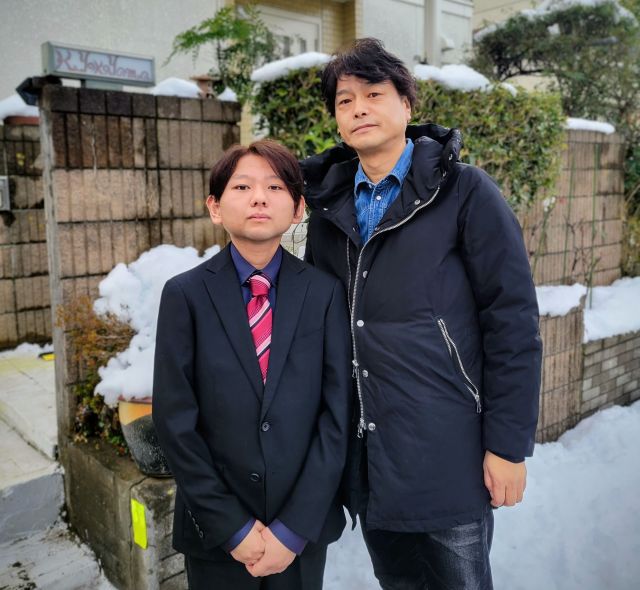 由宇人さんと、父の慎也さん（右）。慎也さんはトリオ・ジャパンの副理事長を務め、移植を待つ患者さんや、移植を受けた人たちをつなぐイベントなどを開催しています。慎也さんは臓器移植を「『贈りたい人からもらいたい人へ命をつなぐ』、尊くて素晴らしい医療」といいます＝慎也さん提供