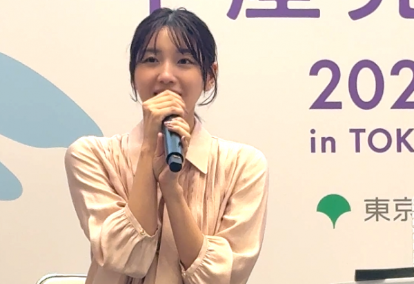 イベントで経験を語る静まなみさん