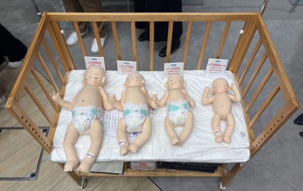 （右から）約1000g未満、約1500g、約2500g、約3000gの赤ちゃんの人形。世界早産児デーを前に開かれたイベントで展示されていました