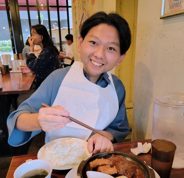 周囲に病気のことを積極的に話している由宇人さん＝父・慎也さん提供