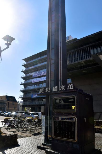 岐阜市役所前にあった長良川の水位表示塔