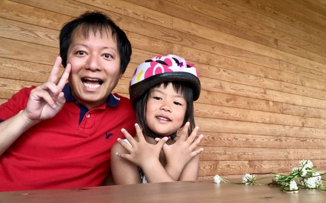 くーちゃんが自身で考案した「くーちゃんポーズ」で写真におさまっています