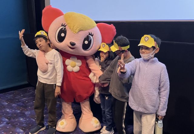 上映前後にはキャラクターと記念撮影をする風景も＝主催者提供