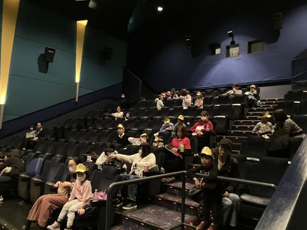 知的障害や発達障害のある子どもたちやその家族にも映画を楽しんでもらおうと開かれた上映会＝主催者提供