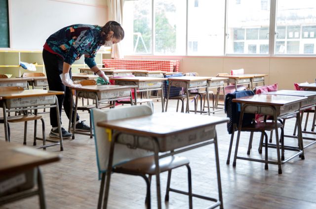 児童が帰った後、机を拭いて消毒。「子どもたちに安心して授業を受けてもらいたい」と先生＝２０２０年５月２０日午前、千葉県館山市、川村直子撮影