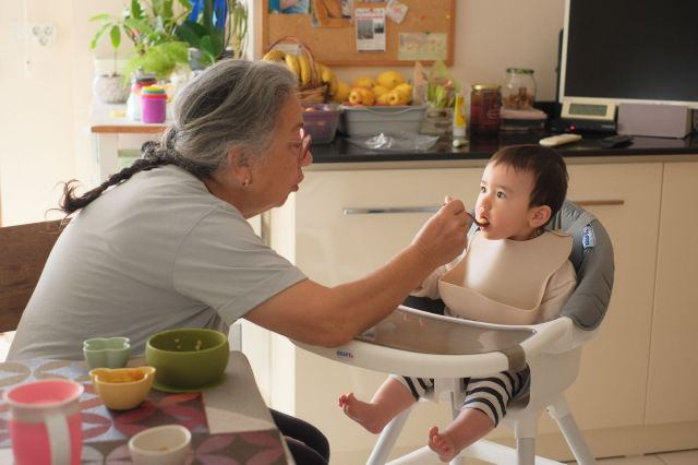トルコでタルハナを食べさせてもらうカヤちゃん。多くの大人に関わってもらうことで、親として気づくことが多かったという