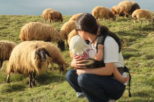赤ちゃん見たら「いないないばあ」はルール？　海外〝里帰り〟の衝撃