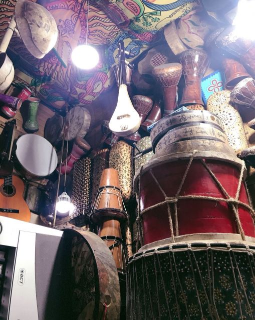 音楽があふれる街。市場の楽器やさん