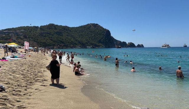 波打ち際で親子が遊んでいる