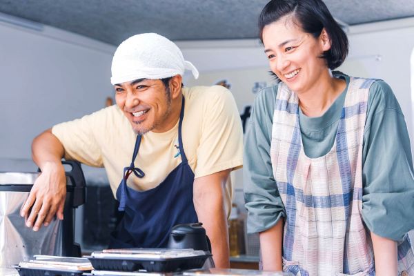 映画「たしかにあった幻」の1シーン。病院の親たちにお弁当を差し入れるお弁当屋さんを演じた尾野真千子さんと北村一輝さん
