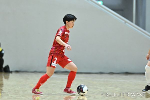 ENEOSウイングで正社員として働きながらフットサル選手として活動する江口未珂さん＝Bardral URAYASU提供