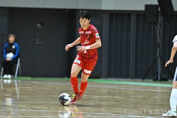 ENEOSウイングで正社員として働きながらフットサル選手として活動する江口未珂さん＝Bardral URAYASU提供