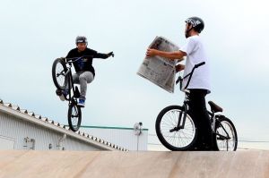 なぜ新聞記事は「難しい」のか？　漢字が多い、前提を省く&hellip;その理由