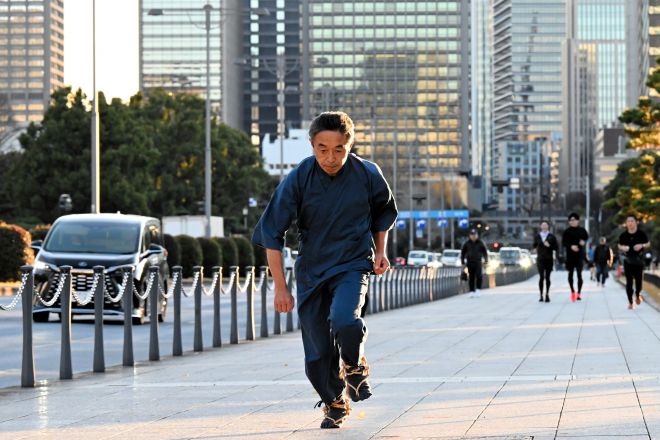 江戸時代の走り方を研究する大場克則さん=2025年12月15日、東京都千代田区、富永鈴香撮影
