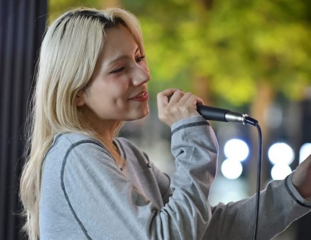 東京で路上ライブをするメヘリーさん＝本人提供