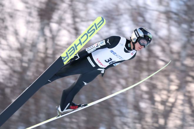 飛行する二階堂選手
