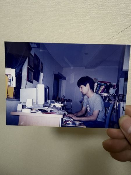 1999年ごろ、自宅で仕事をしている梅本さん