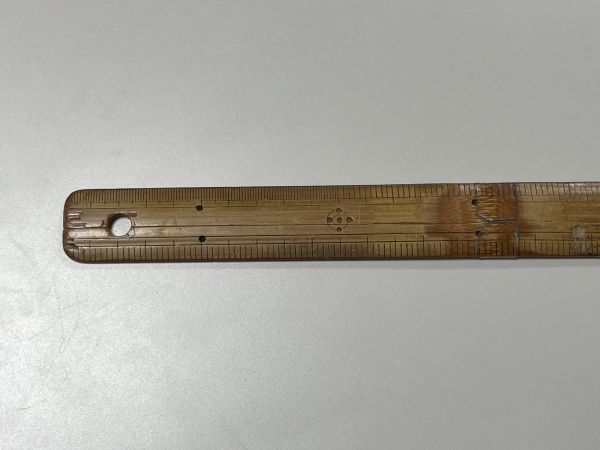 使い込まれた竹尺＝日本紐釦貿易株式会社提供