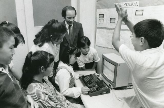 パソコン通信を楽しむ子どもたち=1987年